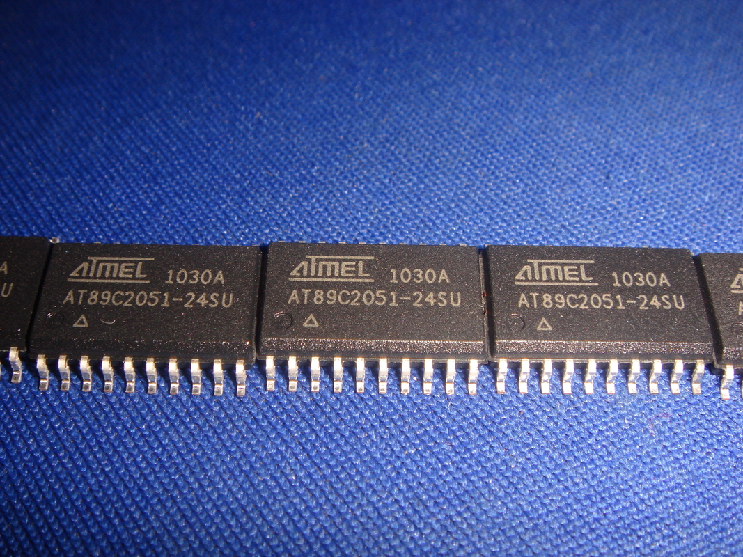 Original a estrenar del microcontrolador de IC del microprocesador del circuito integrado de AT89C2051-24SU SOP20 inusitada
