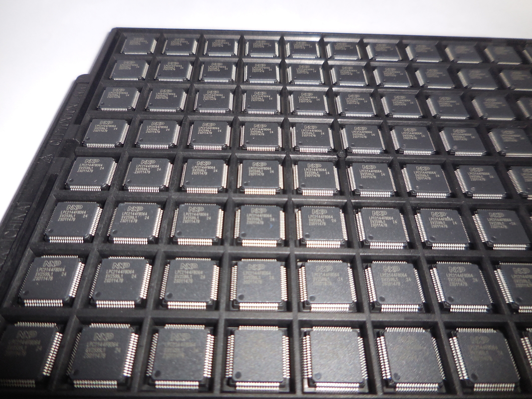 Original a estrenar del microcontrolador de IC del microprocesador del circuito integrado de LPC2144FBD64 QFP64 inusitada